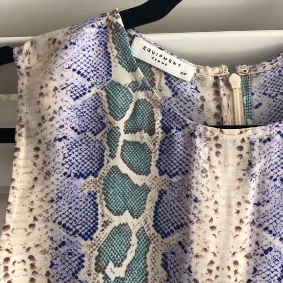 Barely worn 100% silk Equipment sleeveless blouse - Picture 2 of 4